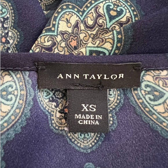 Ann Taylor Blouse in Blue w/Multicolored Abstract Print Roll Tab Sleeves Size XS - Picture 4 of 6